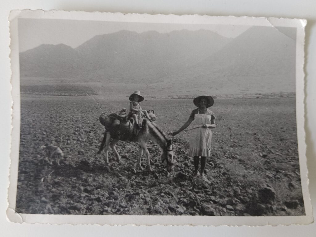 Imperfección VIII - Juana y su hija Lola en el Pozo del Cabo (1963). Salinas de Cabo de Gata (Almería)