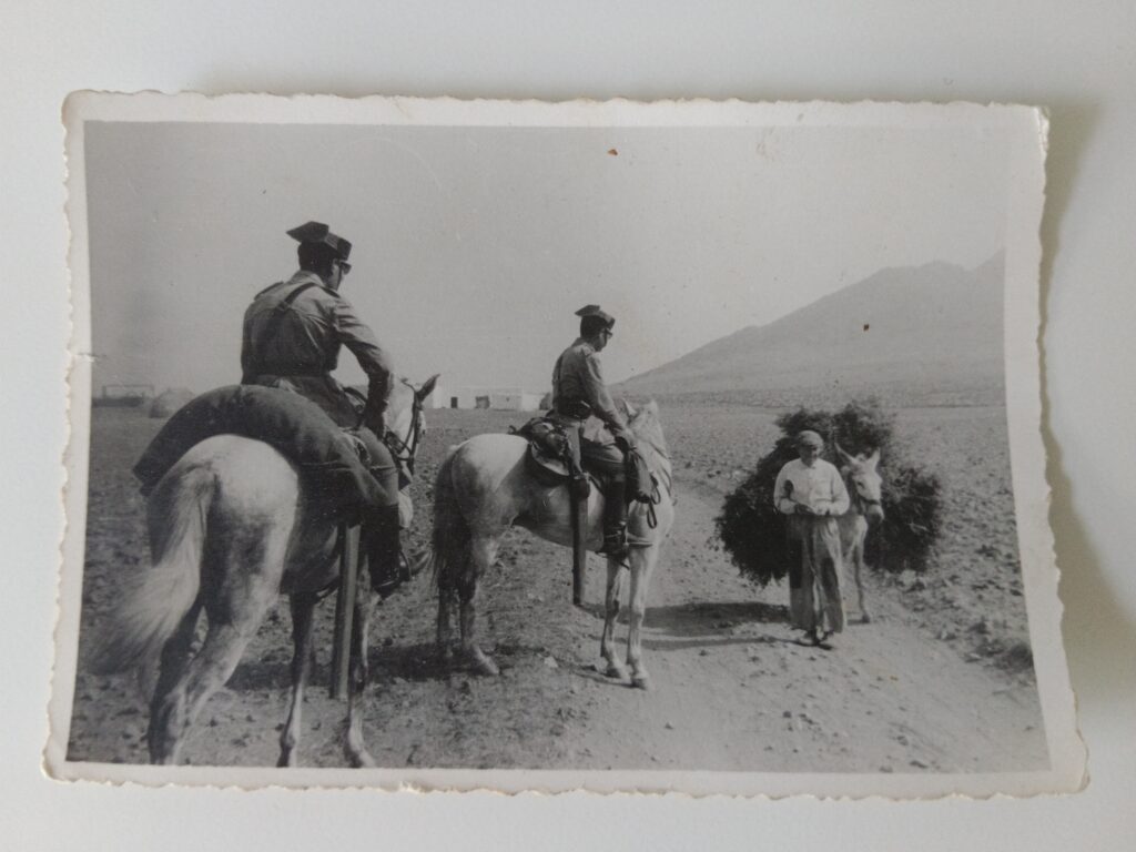 Imperfección VIII - Pozo del Cabo. Guardia civil y campesino almeriense. Salinas de Cabo de Gata (Almería, 1963)